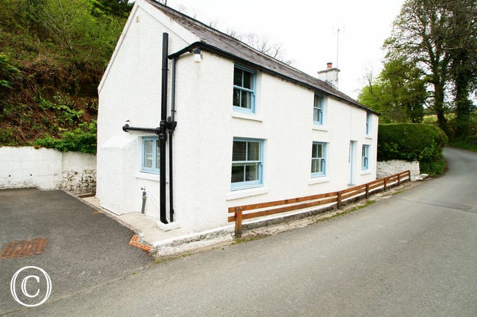 Pembrokeshire beach cottage - 500 yards from Amroth Beach