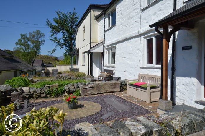 Pretty and sunny courtyard garden