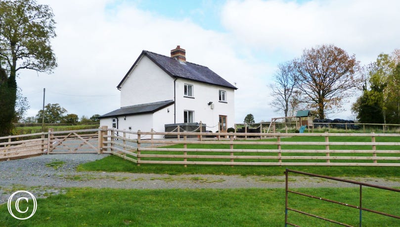 5 star luxury, secluded farmhouse in Mid Wales with a hot tub