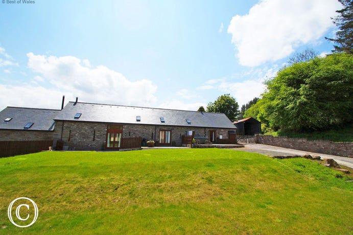 Onnen Fawr Barn: large accommodation in Brecon Beacons